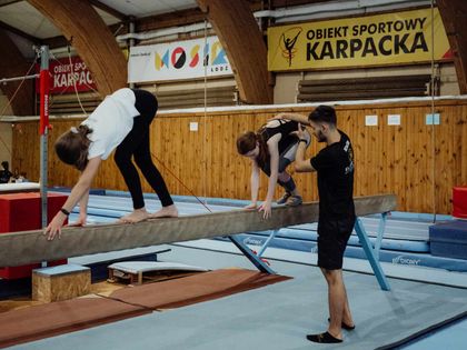 Grupa ćwicząca w sali przy ul. Karpackiej 61